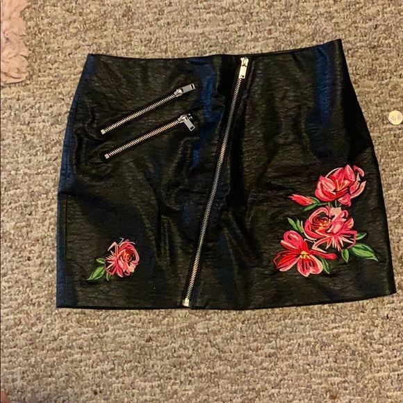 Black faux Leather Mini Skirt - Picture 2 of 2